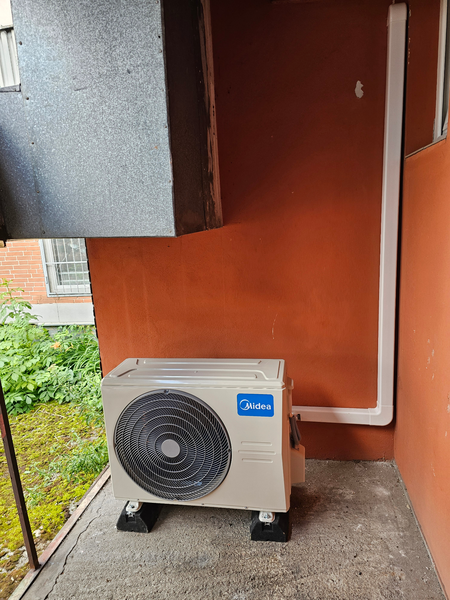 Výmena klimatizácie v lekárni – Midea Solunar 7 kW + 3,6 kW