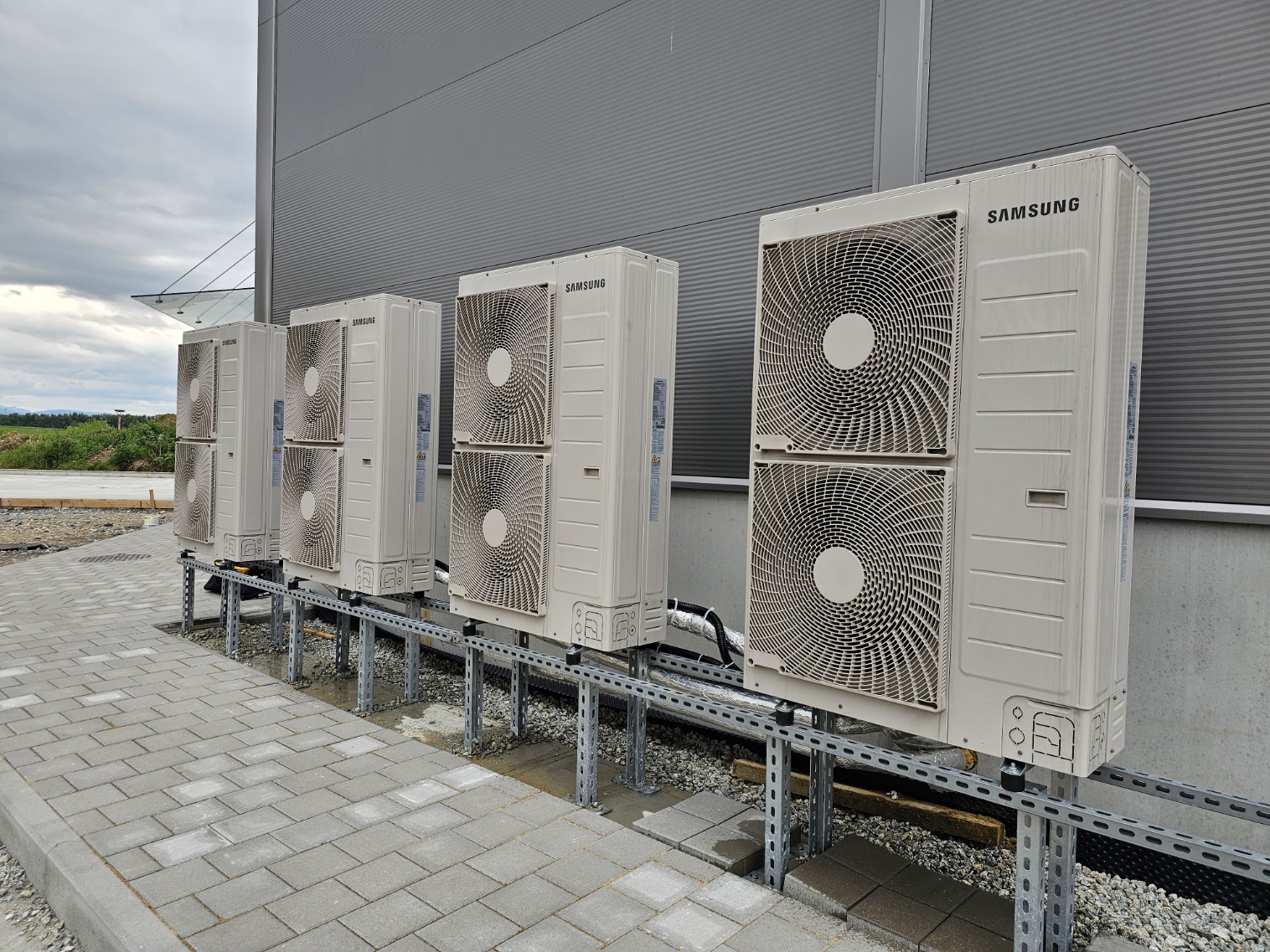 Vykurovanie a chladenie výrobnej haly – Samsung 4× 10 kW
